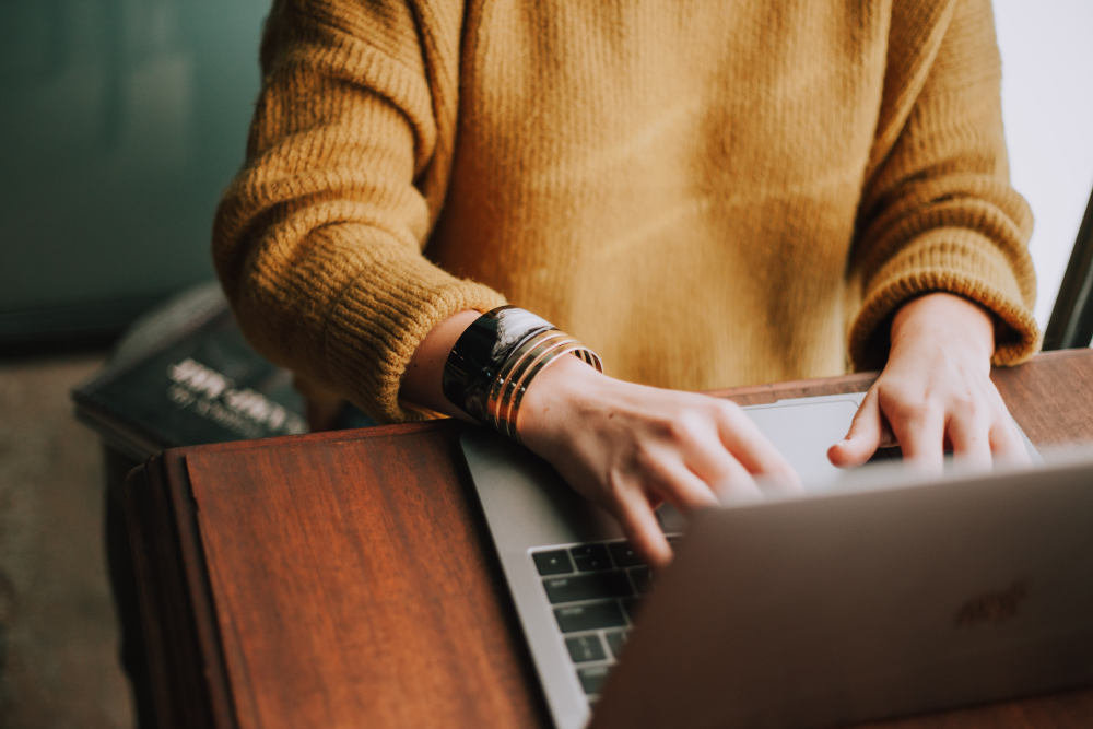 Foto di una donna che digita su un laptop